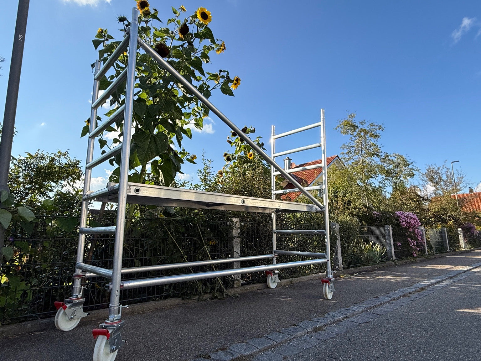 Klein, leicht, genial - das PANTHER XV® POWER Fahrgerüst für Heim und Handwerk